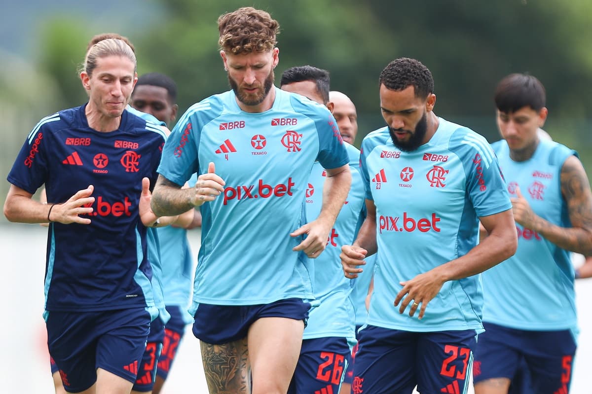 Jogadores treinam no Ninho do Urubu