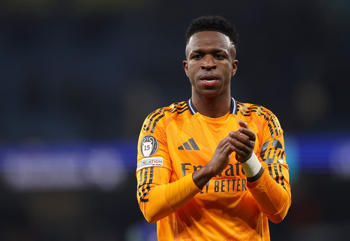 Vini Jr aplaude durante jogo do Real Madrid contra o Manchester City