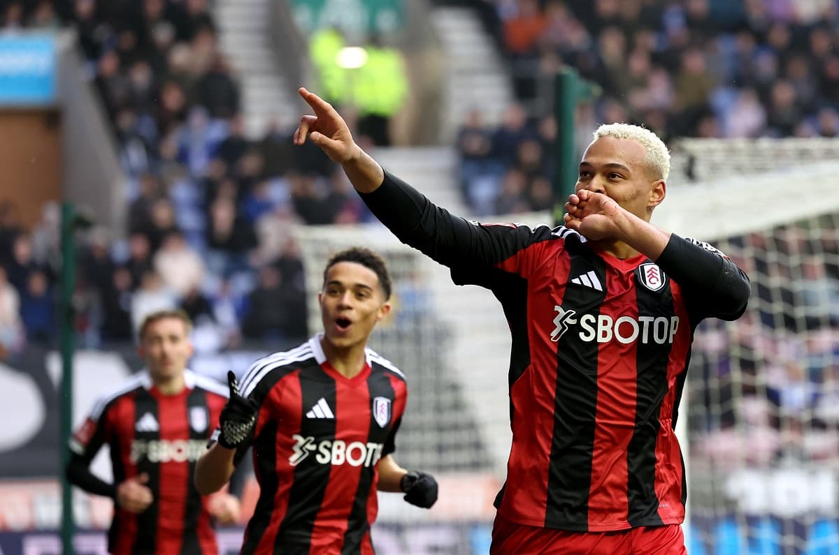 Rodrigo Muniz comemora junto à torcida do Fulham