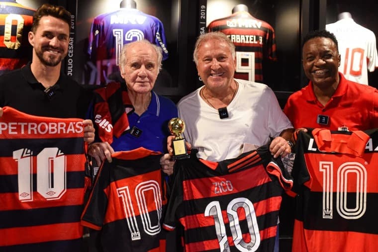 Evaristo, Zico, Nélio e Sávio seguram Camisa 10 no Museu do Flamengo
