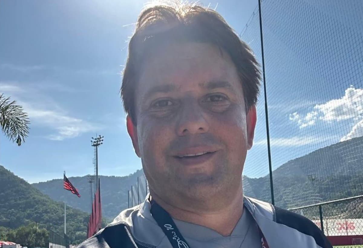 Fernando Vanucci tira uma foto de si mesmo no Ninho do Urubu