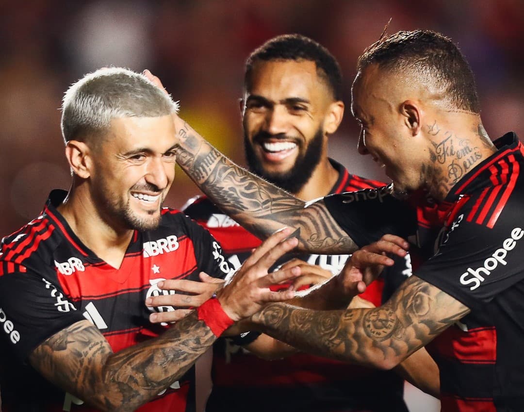 Arrascaeta, Juninho e Cebolinha comemoram gol no Carioca