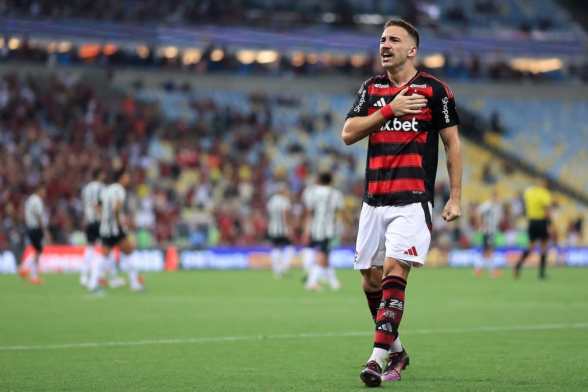 Léo Ortiz bate no peito e comemora gol pelo Flamengo