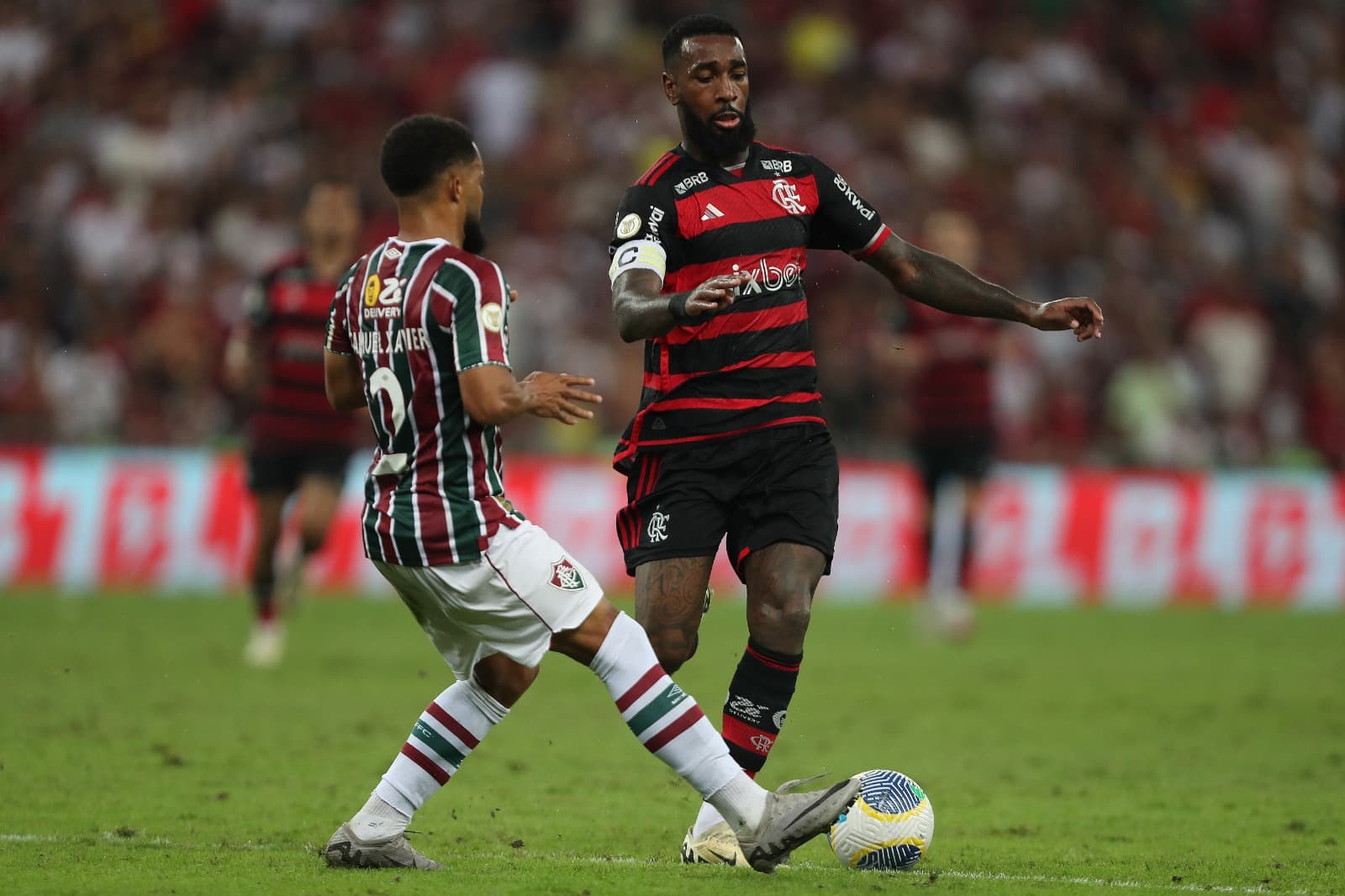 Gerson com a bola em Flamengo x Fluminense