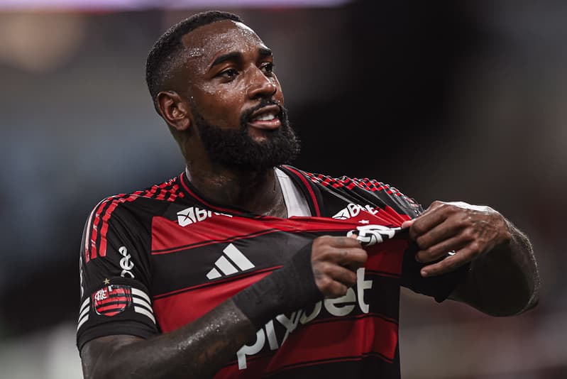 Gerson mostra o escudo do Flamengo após marcar o primeiro gol do Flamengo na goleada sobre o Maricá, por 5x0