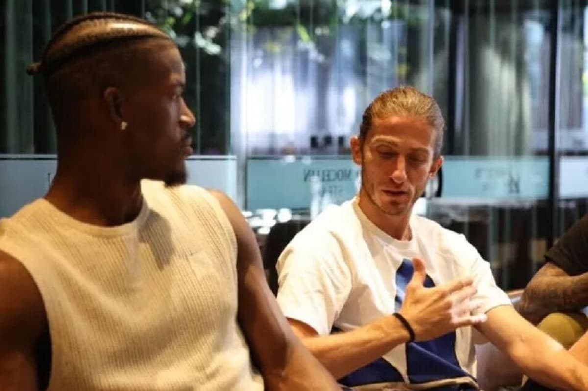 Jimmy Butler conversa com Filipe Luís em restaurante