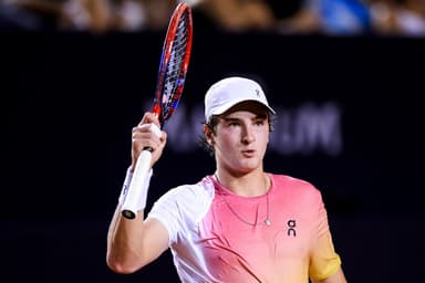 Tenista brasileiro João Fonseca em estreia no Rio Open