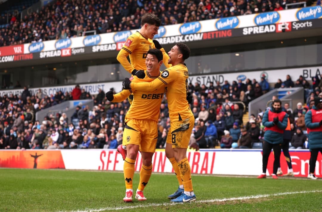 João Gomes comemora gol pelos Wolves com companheiros