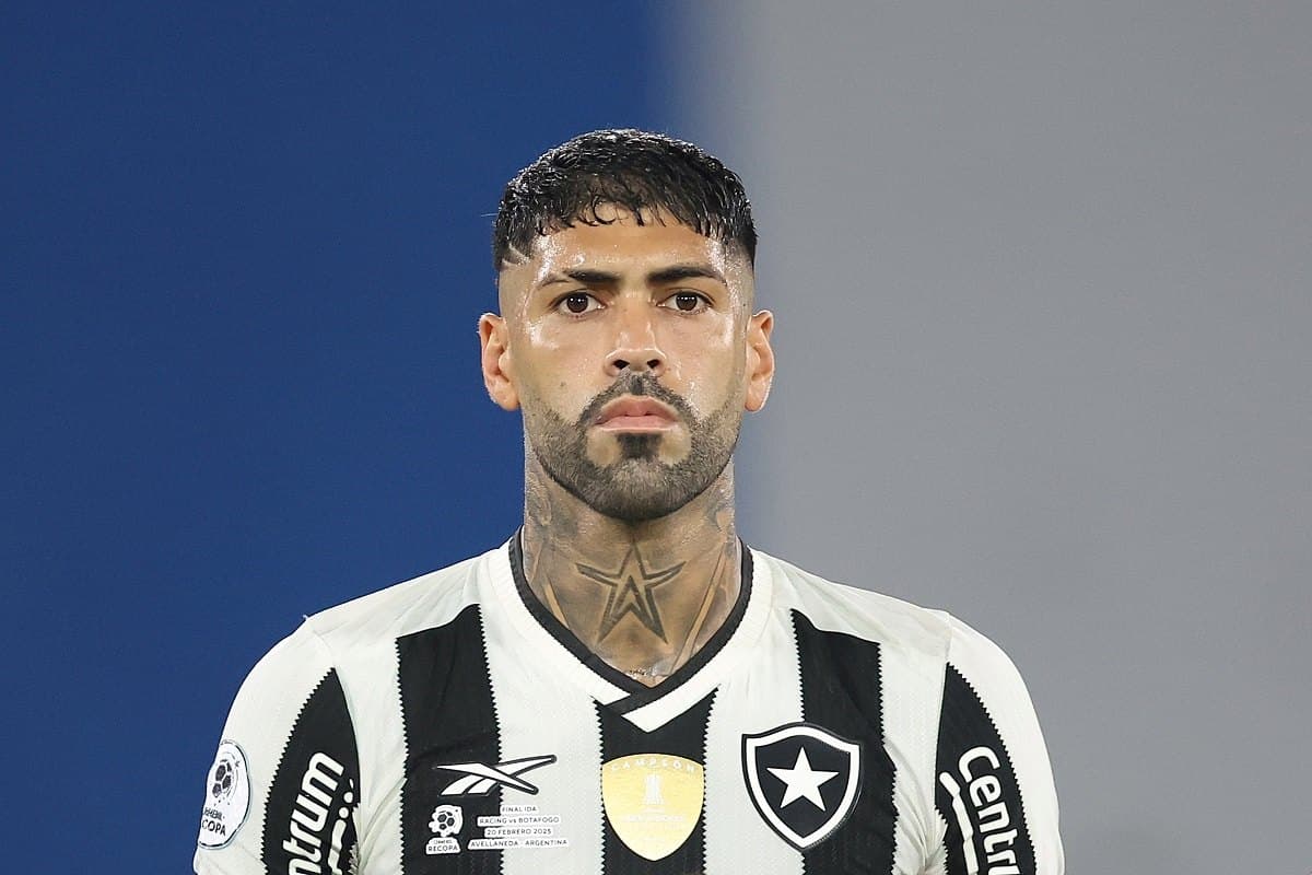 Barboza faz cara séria durante Racing x Botafogo