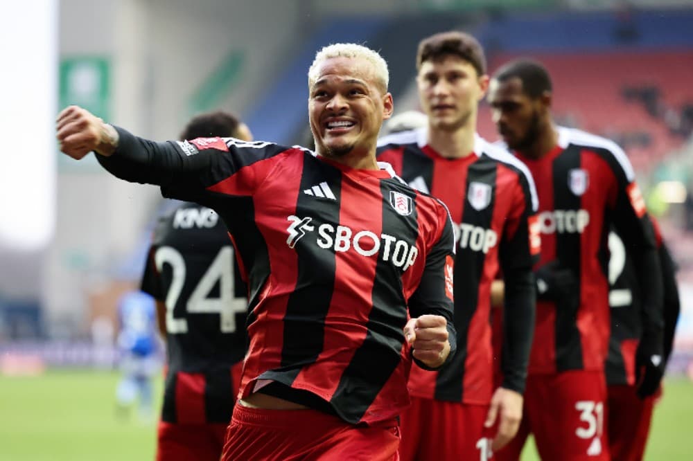 Rodrigo Muniz, do Fulham, comemora o primeiro gol de seu time durante a partida da quarta rodada da Emirates FA Cup entre Wigan Athletic e Fulham no Brick Community Stadium em 8 de fevereiro de 2025 em Wigan, Inglaterra