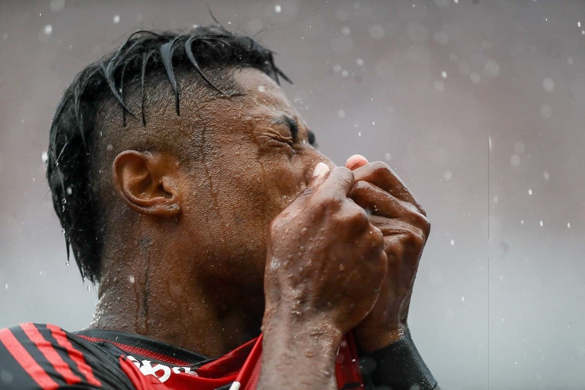 Bruno Henrique beija o escudo do Flamengo em comemoração