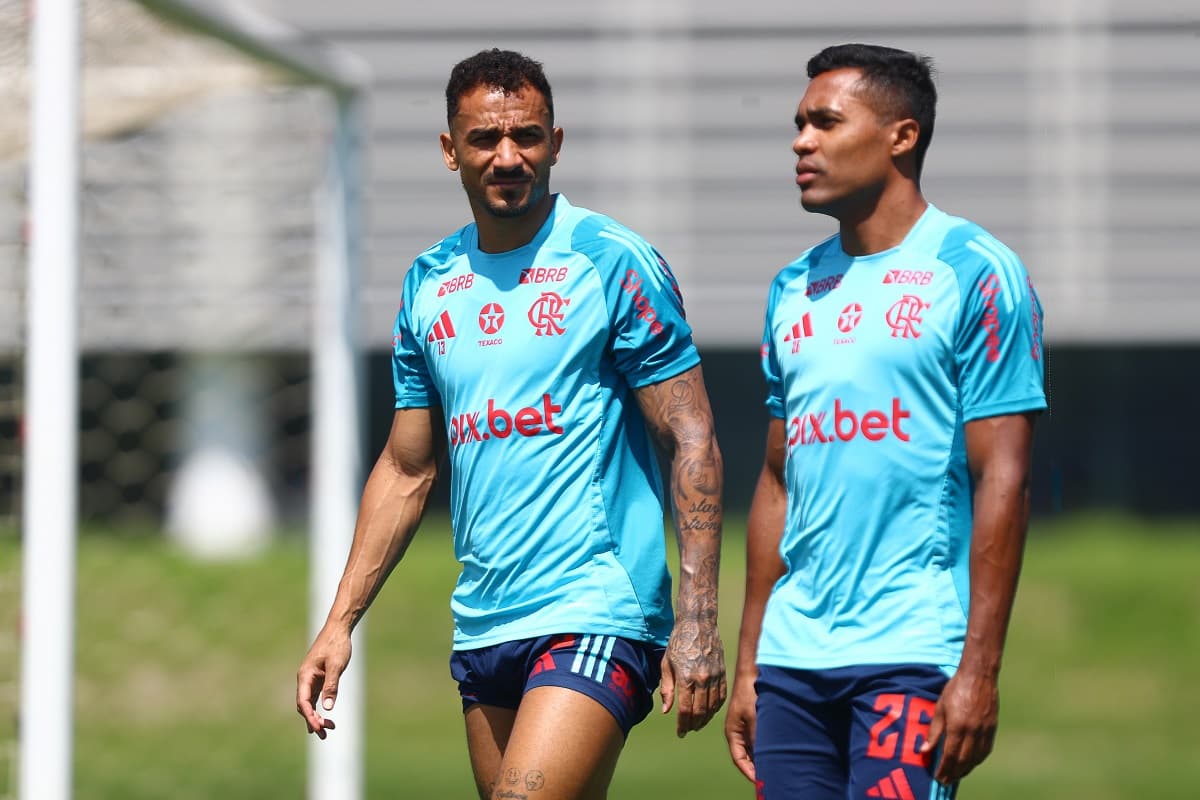 Danilo e Alex Sandro participam de treino do Flamengo, no Ninho do Urubu