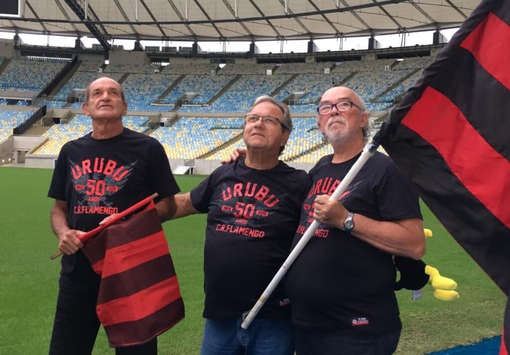 Luiz Octávio Vaz (esquerda), Romilson Meirelles e Victor Ellery com a mascote do Flamengo, um urubu