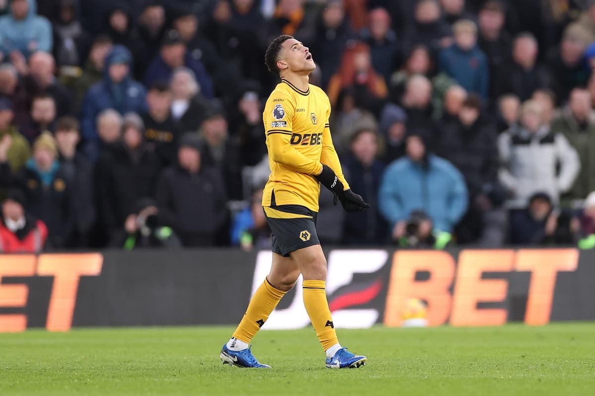 João Gomes reclama durante jogo do Wolves