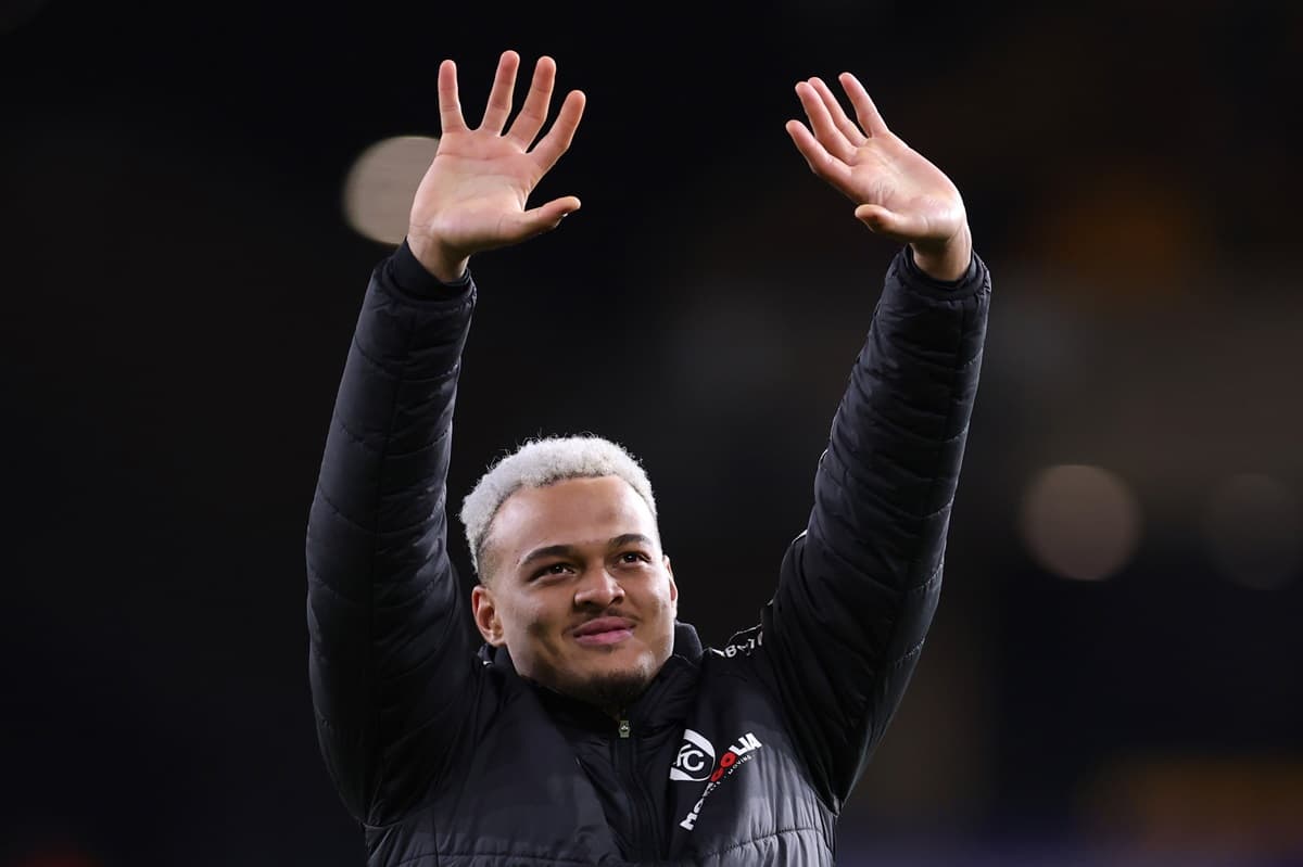 Rodrigo Muniz celebra vitória junto à torcida do Fulham
