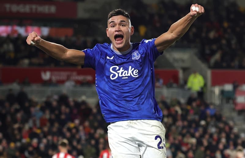 Alcaraz de braços abertos comemorando gol de Jake O'Brien, do Everton, sobre o Brentford, pela Premier League