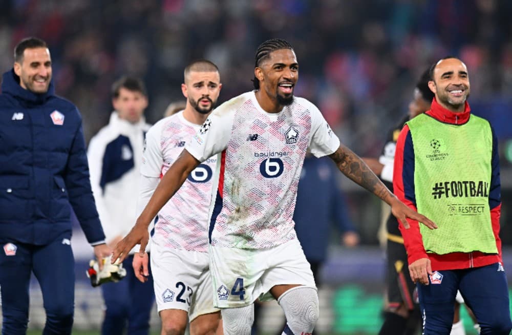 Alexsandro, do LOSC Lille, comemora a vitória no final da partida da Fase MD5 da Liga dos Campeões da UEFA 2024/25 entre Bologna FC 1909 e LOSC Lille, no Stadio Renato Dall'Ara, em 27 de novembro de 2024, em Bolonha, Itália. (Foto de Alessandro Sabattini/