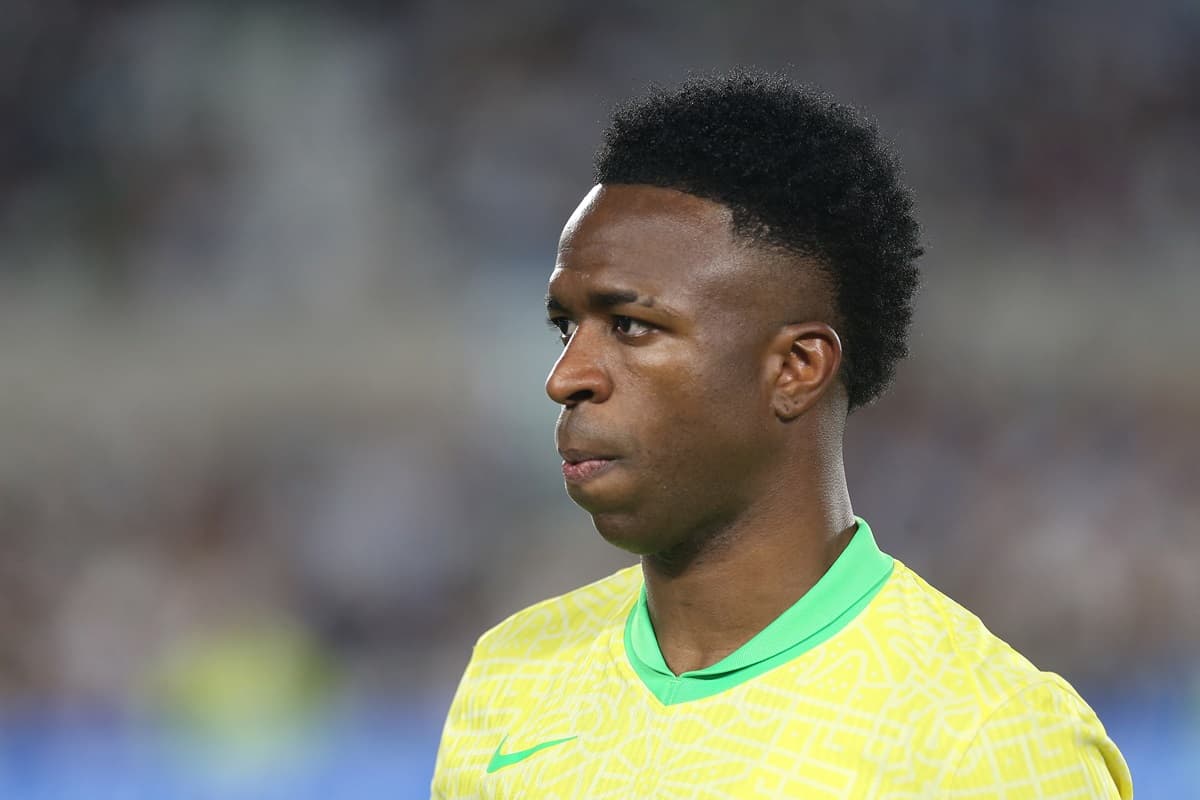 Vini Jr se concentra durante jogo contra a Argentina