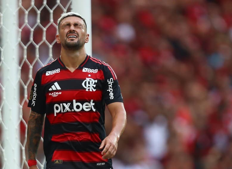 Arrascaeta lamenta chance perdida em Flamengo 0x0 Fluminense, final do Cariocão 2025