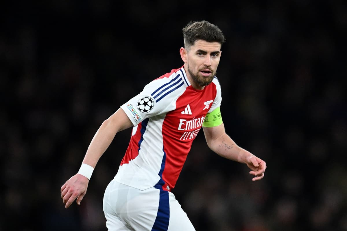 Jorginho veste a camisa do Arsenal em jogo da Champions League