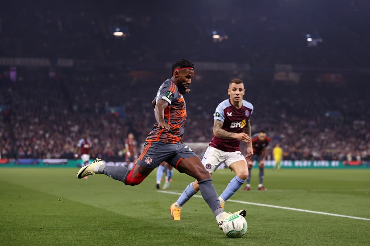 Rodinei tenta cruzamento em jogo do Olympiacos