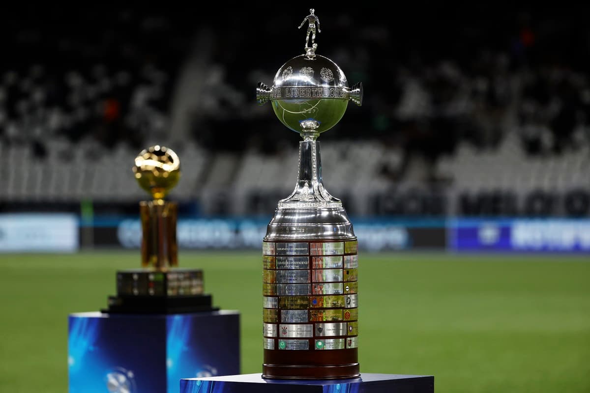 Troféu da Libertadores aparece exposto antes de jogo da Recopa Sul-Americana