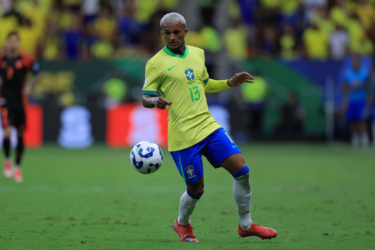 Wesley domina a bola e tenta jogada em estreia pelo Brasil
