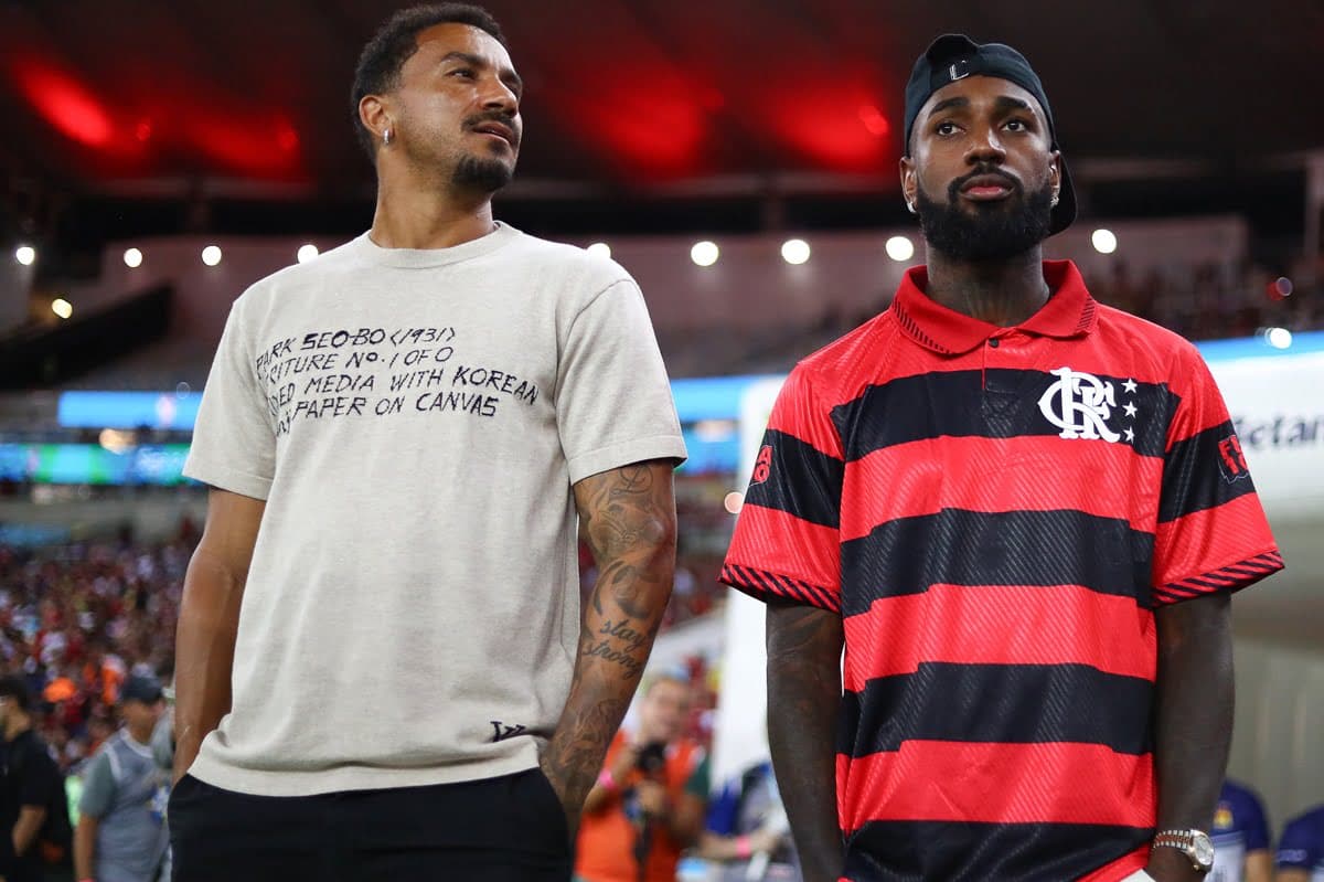 Danilo e Gerson observam entrada do Flamengo em campo