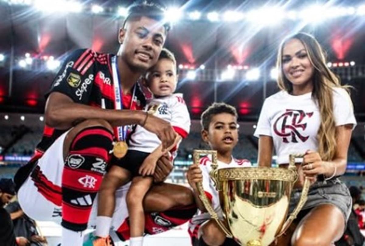 Bruno Henrique comemora título do Carioca junto à família