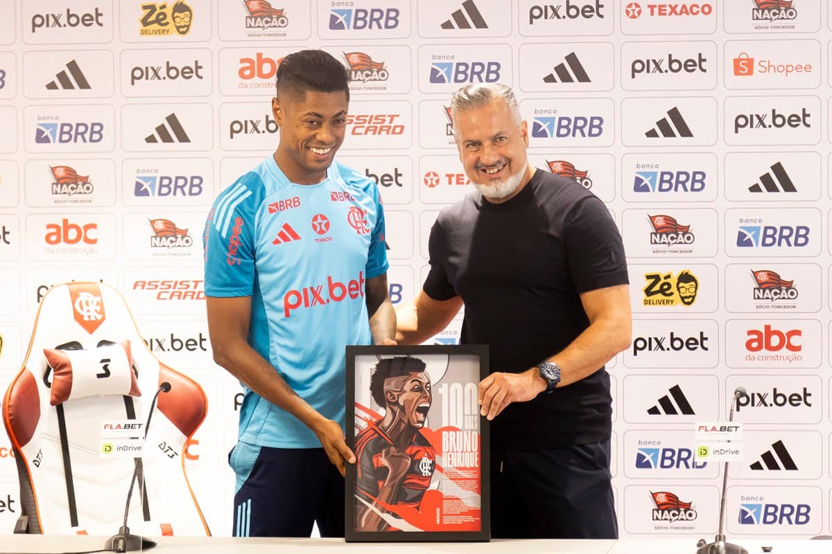Bruno Henrique posa para fotos com placa comemorativa pelos 100 gols no Flamengo
