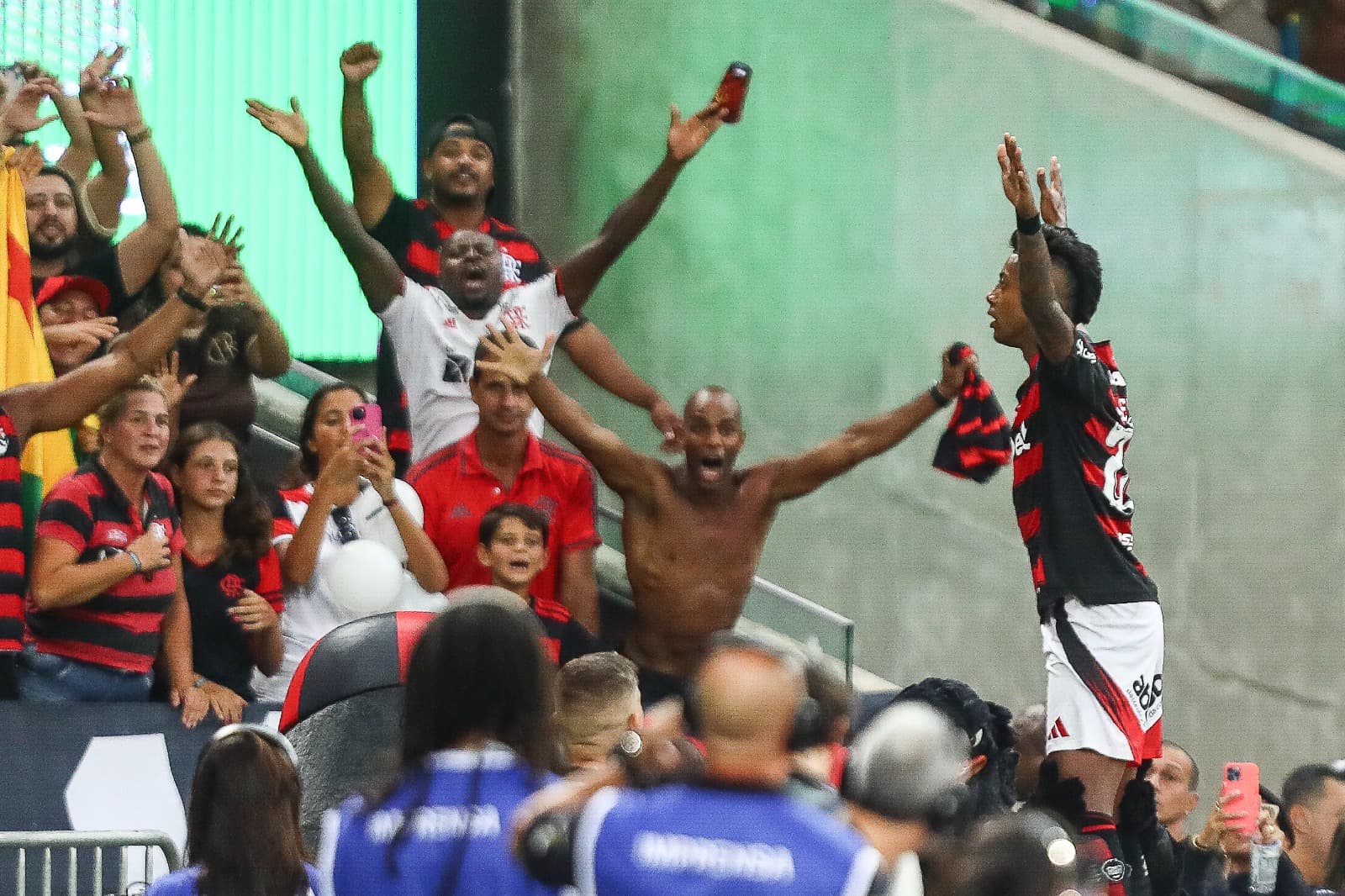 bruno henrique vibra com gol do flamengo contra o vasco