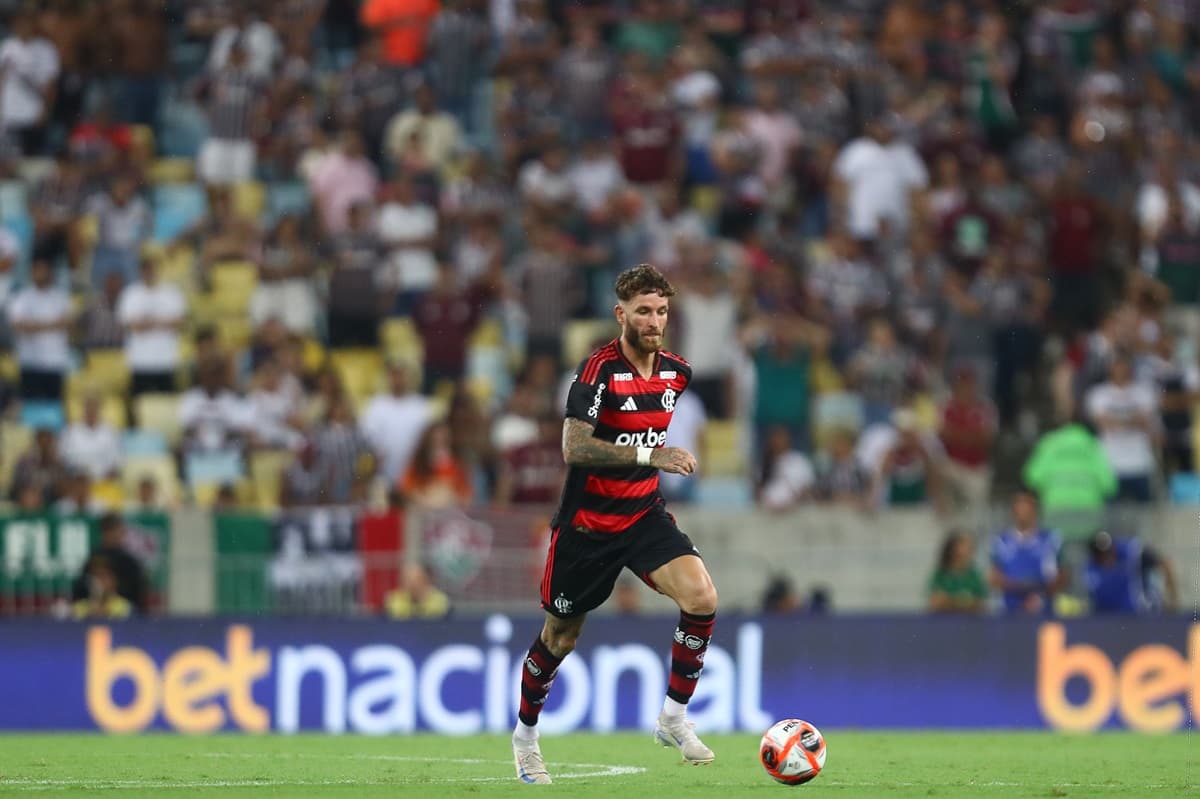 Léo Pereira conduz a bola em jogo do Flamengo contra o Fluminense