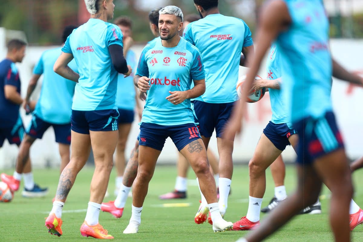 Arrascaeta sorri em treino do Flamengo no Ninho do Urubu