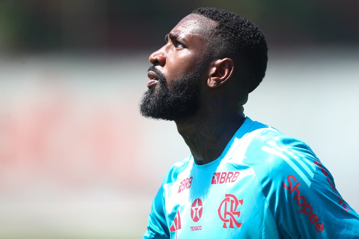 Gerson olha para cima enquanto treina no Flamengo
