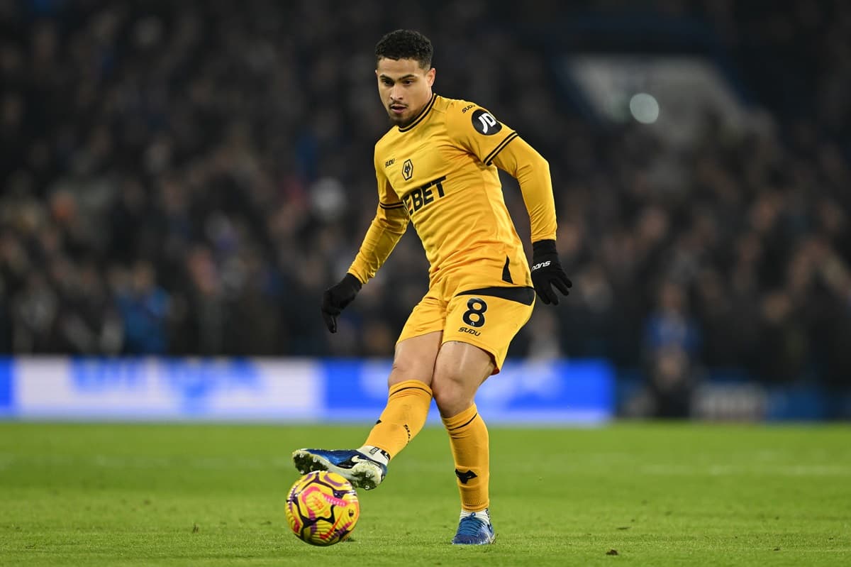 João Gomes tenta passe em jogo do Wolves