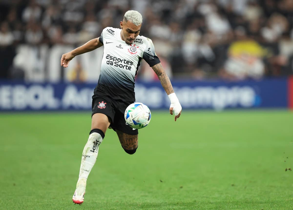 Matheuzinho domina a bola em jogo do Corinthians
