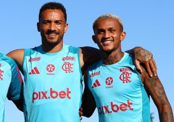 Danilo ao lado de Wesley no Ninho do Urubu