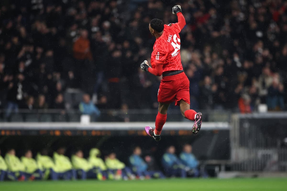 Kauã Santos pula para comemorar gol do Frankfurt na Bundesliga