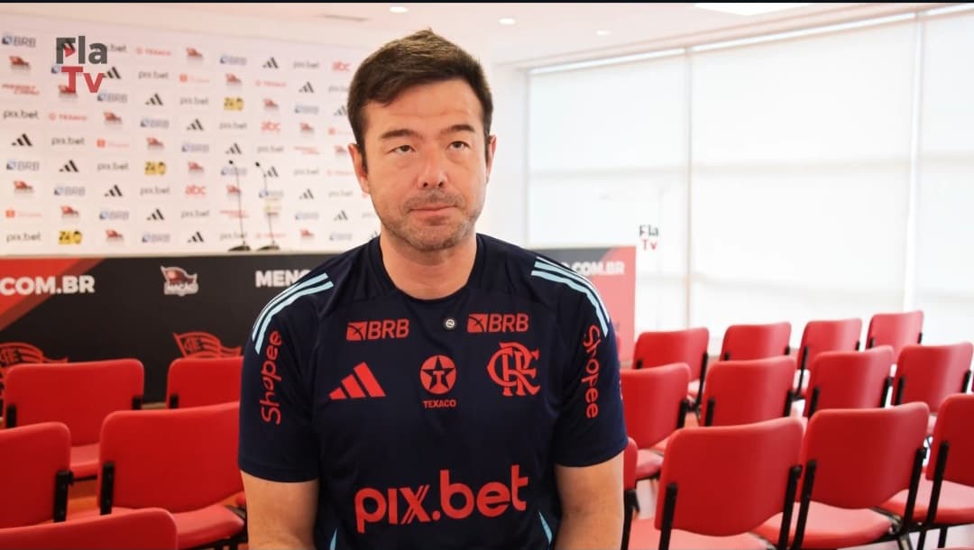 Fernando Sassaki na sala de imprensa do Flamengo