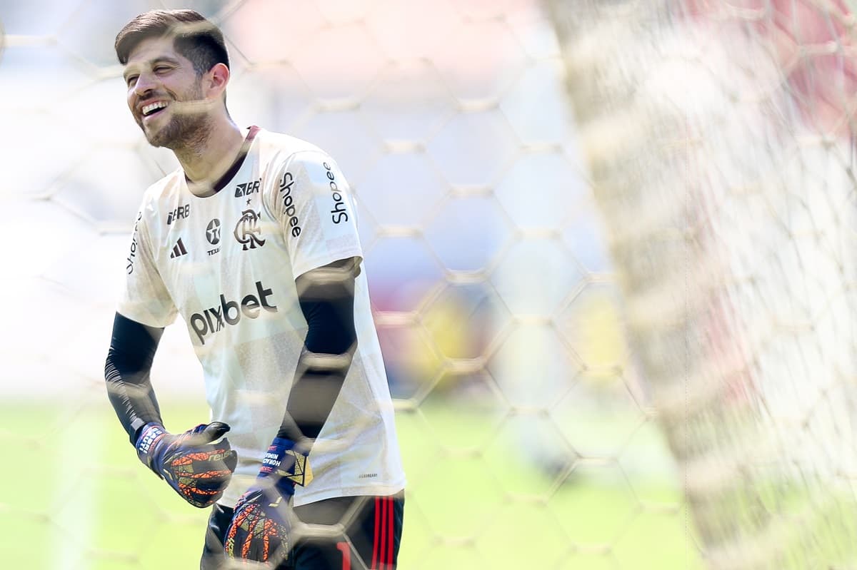 Rossi sorri durante treinamento do Flamengo no Ninho