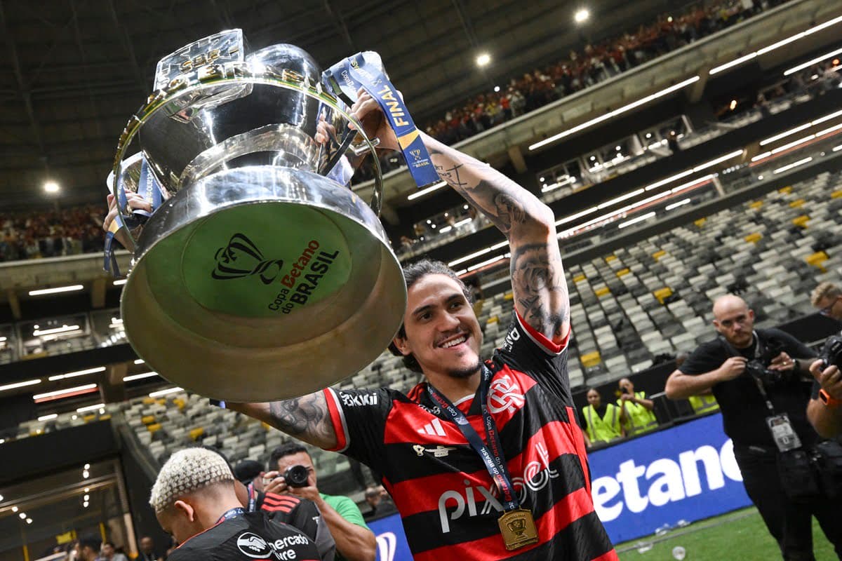 Pedro ergue taça da Copa do Brasil após título do Flamengo em 2024