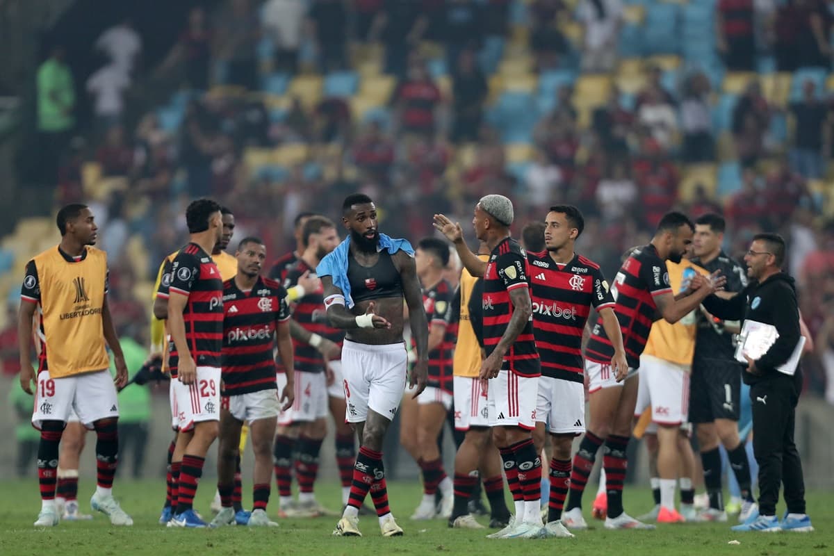 Com Gerson e Wesley à frente, elenco celebra vitória sobre o Bolívar-BOL