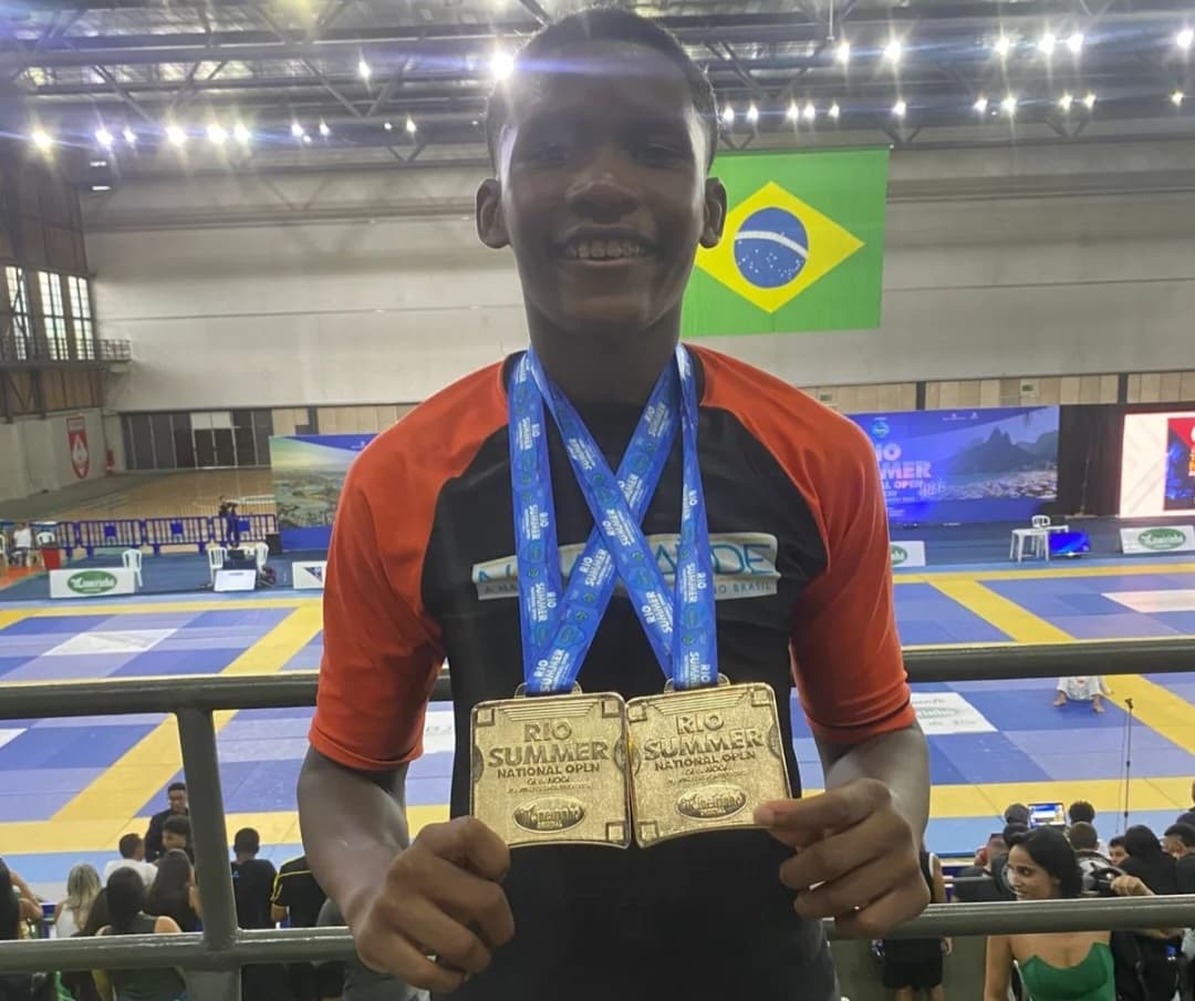 Gabriel Mussum com duas de suas medalhas conquistadas