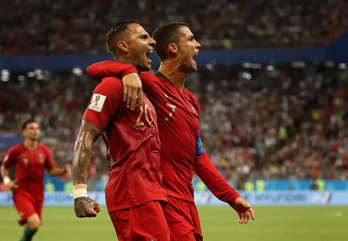 Quaresma comemora gol da seleção portuguesa junto a Cristiano Ronaldo