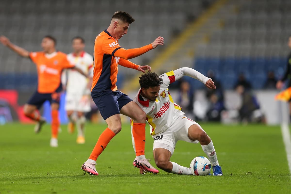 Victor Hugo protege a bola em jogo na Turquia