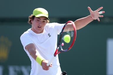 João Fonseca do Brasil devolve um golpe para Jack Draper da Grã-Bretanha durante o BNP Paribas Open no Indian Wells Tennis Garden em 8 de março de 2025 em Indian Wells, Califórnia.