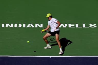 João Fonseca, do Brasil, devolve um golpe para Jacob Fearnley, da Grã-Bretanha, no Indian Wells Tennis Garden em 6 de março de 2025 em Indian Wells, Califórnia.