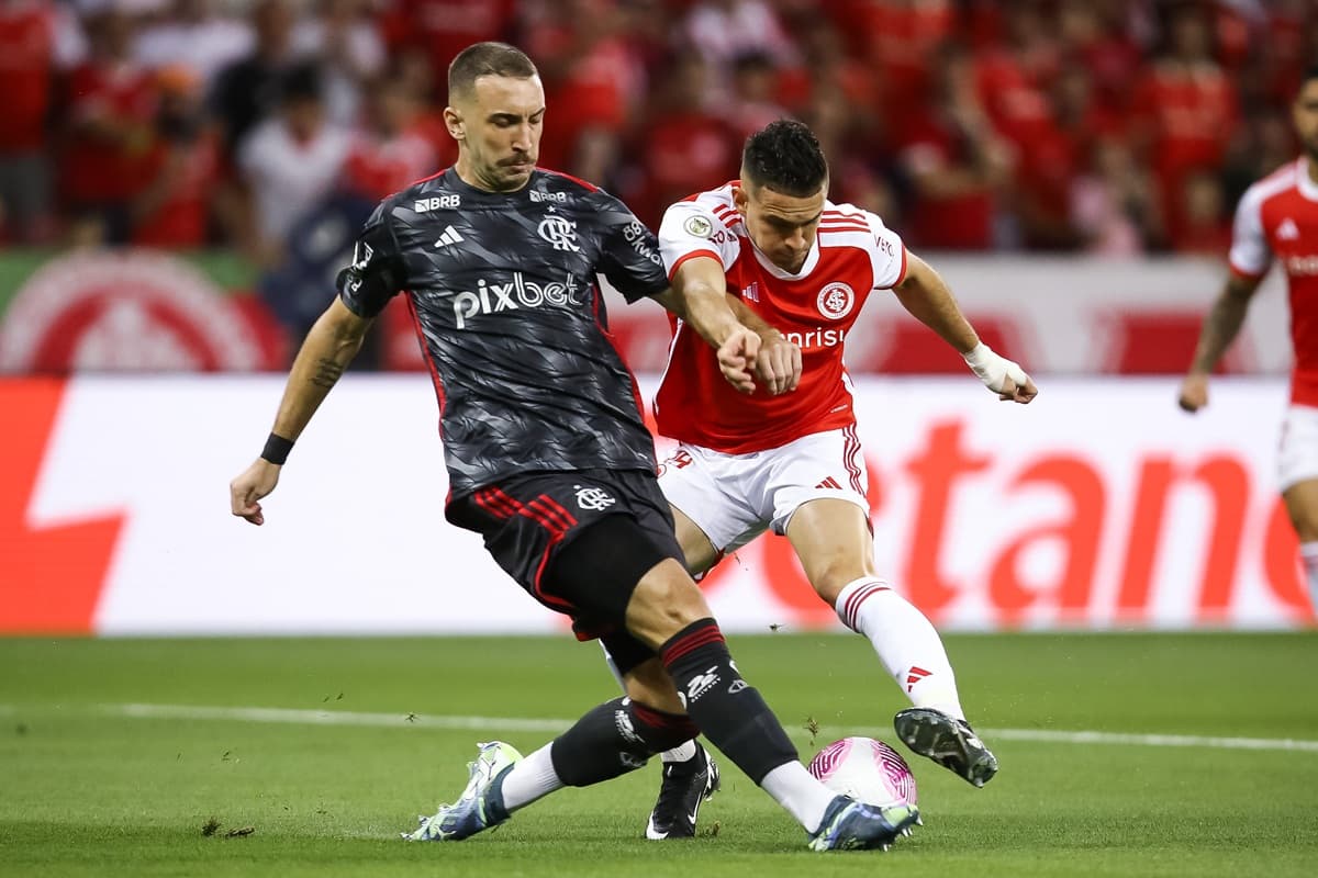 Léo Ortiz dá bote em Borré durante Internacional x Flamengo, no Beira-Rio, pelo Brasileirão 2024