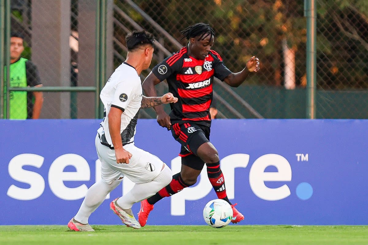 Shola arrisca jogada para cima de defensor do Danubio na Libertadores Sub-20