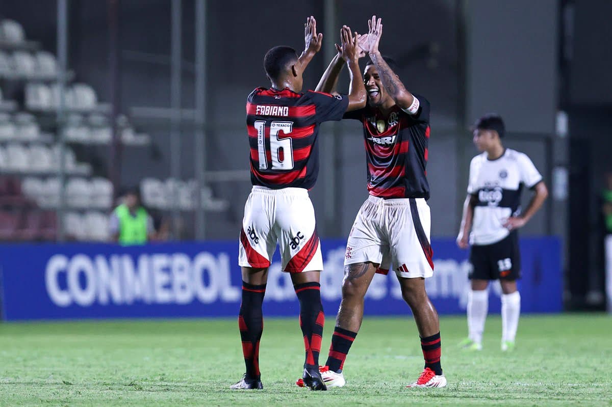 Jogadores do Flamengo comemoram gol sobre o Olimpia na Libertadores Sub-20